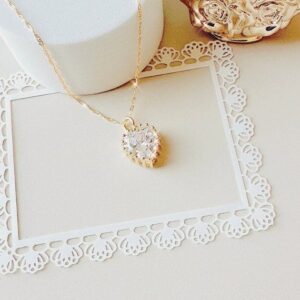 collar de oro con dije de corazón